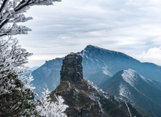 Mount Fanjing: The Most Dangerous Temple in the World The most dangerous temple in the World